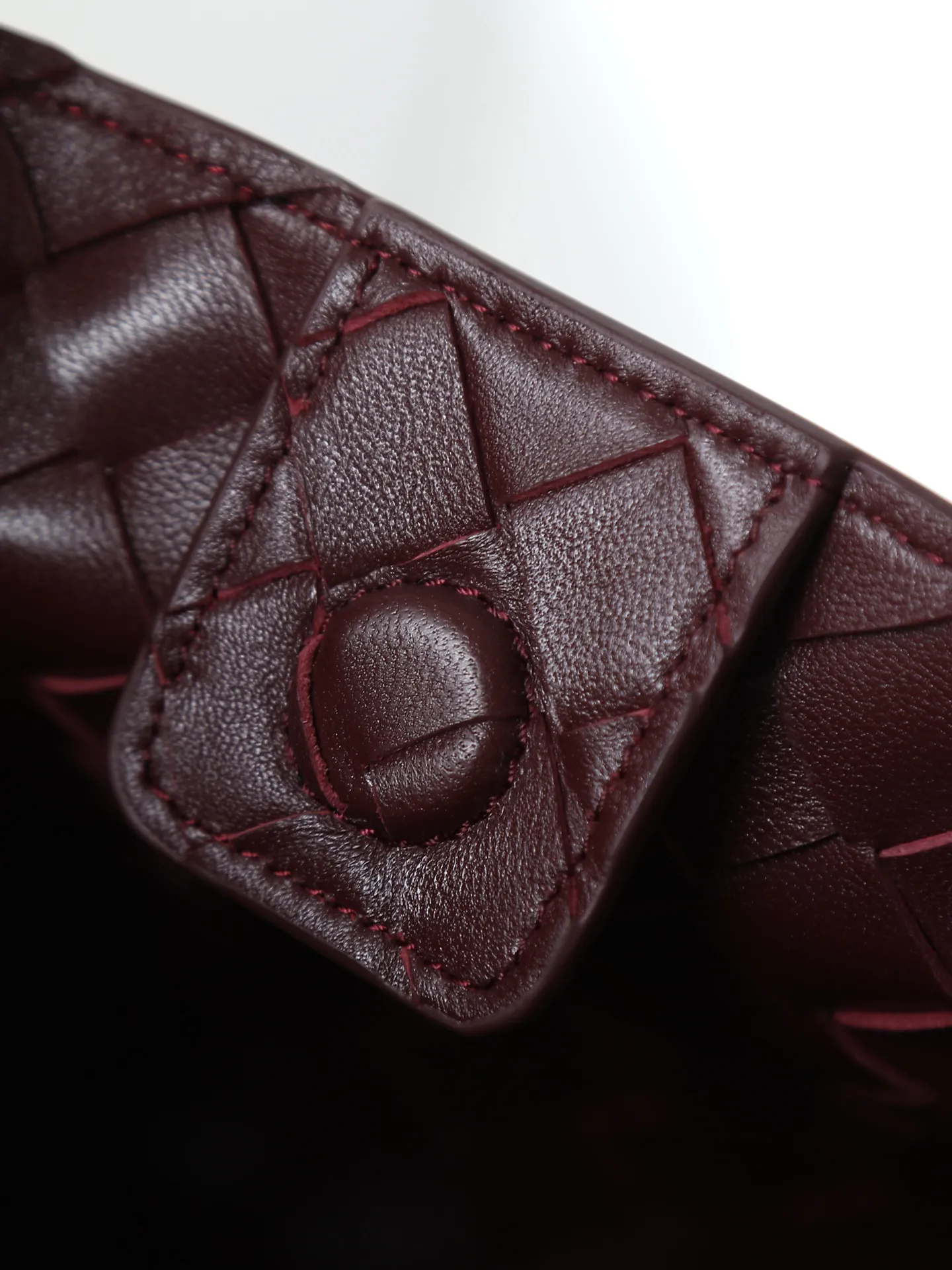 1300. BV's new intrecciato woven leather shoulder bag 🪂 835921 comes with a detachable diagonal shoulder strap and comes with a mini bag inside. The appearance retains the unique design of BV woven leather. The parachute bag is a bag that makes people fall in love before seeing the real thing. The small golden knot embellishment is full of simple and high-end sense to meet your needs in different occasions. Size: 29.5X18.5X17.5cm